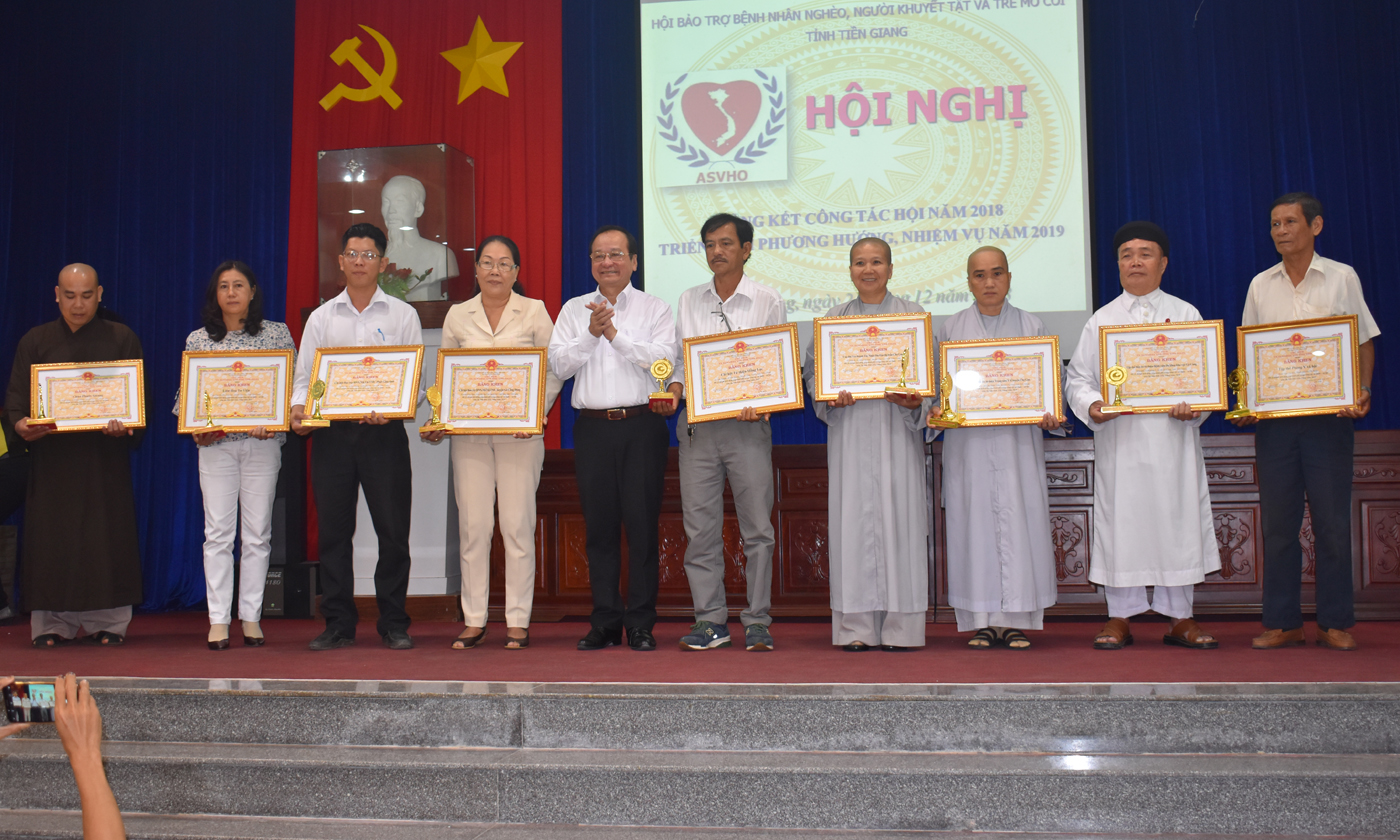 UBND tỉnh trao bằng khen cho các tập thể, cá nhân