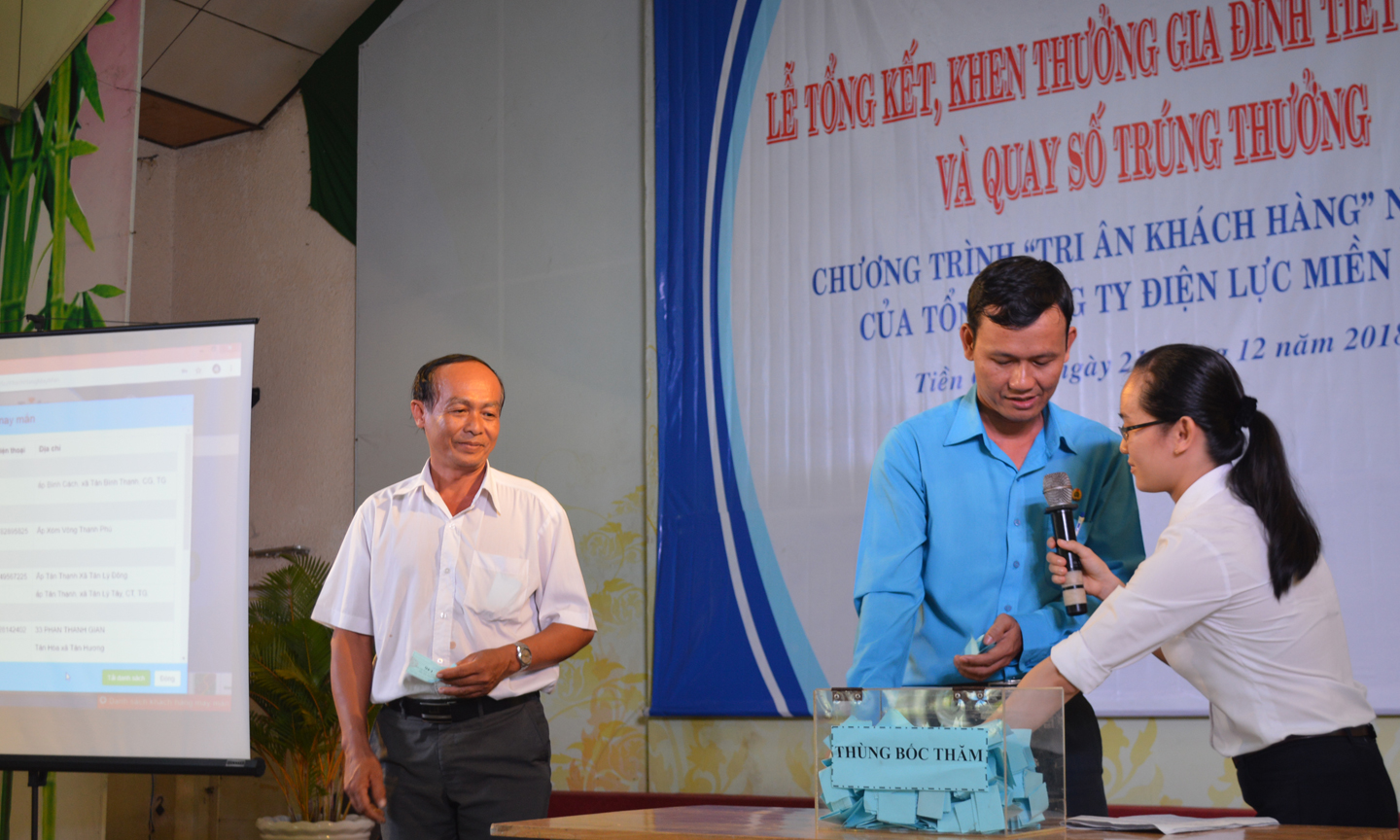 Bốc thăm trúng thường cho khách hàng may mắn.