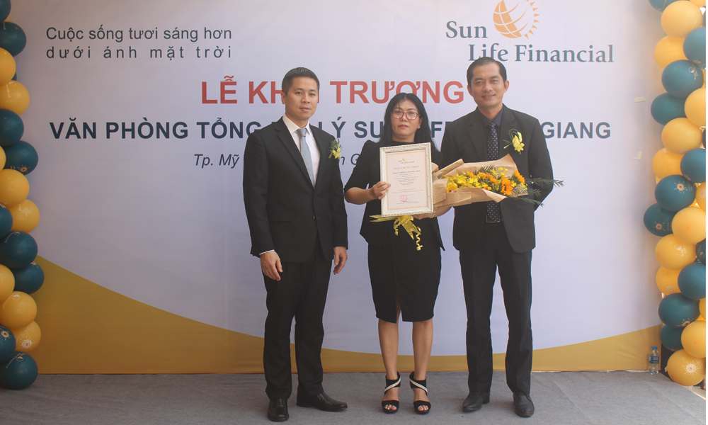 Trao giấy chứng nhận thành lập Văn phòng Tổng đại lý Sun Life - Tiền Giang.