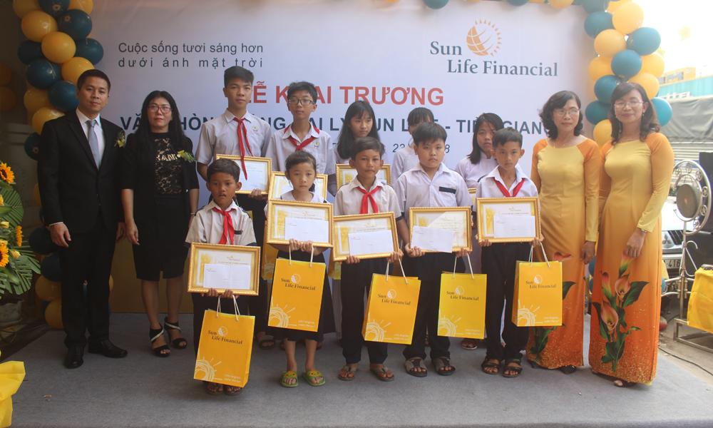 Tặng 10 phần quà cho các em học sinh vượt khó học tốt.