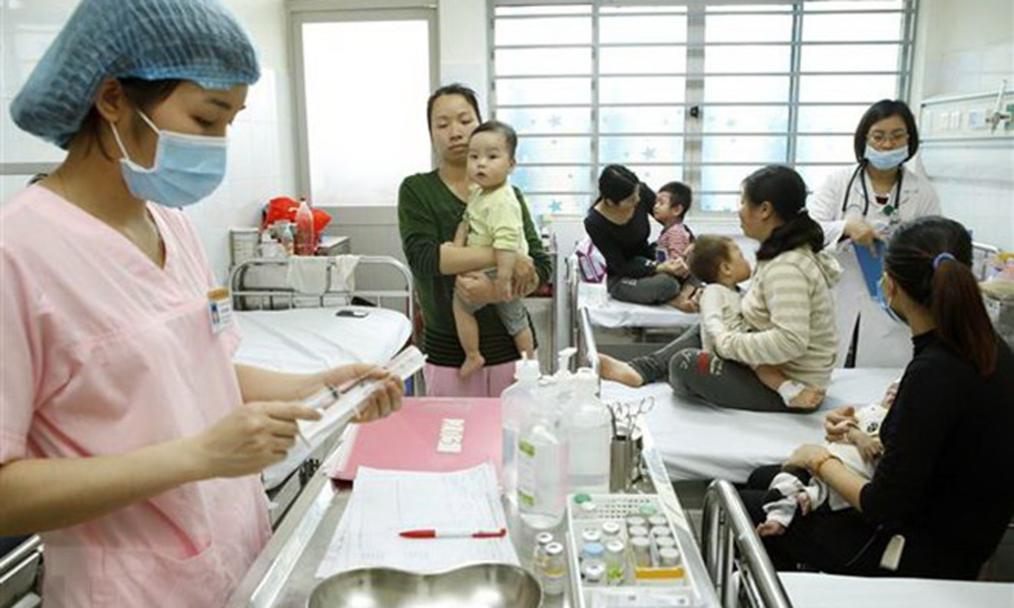 Điều trị cho trẻ em tại bệnh viện. (Ảnh: TTXVN/Vietnam+)