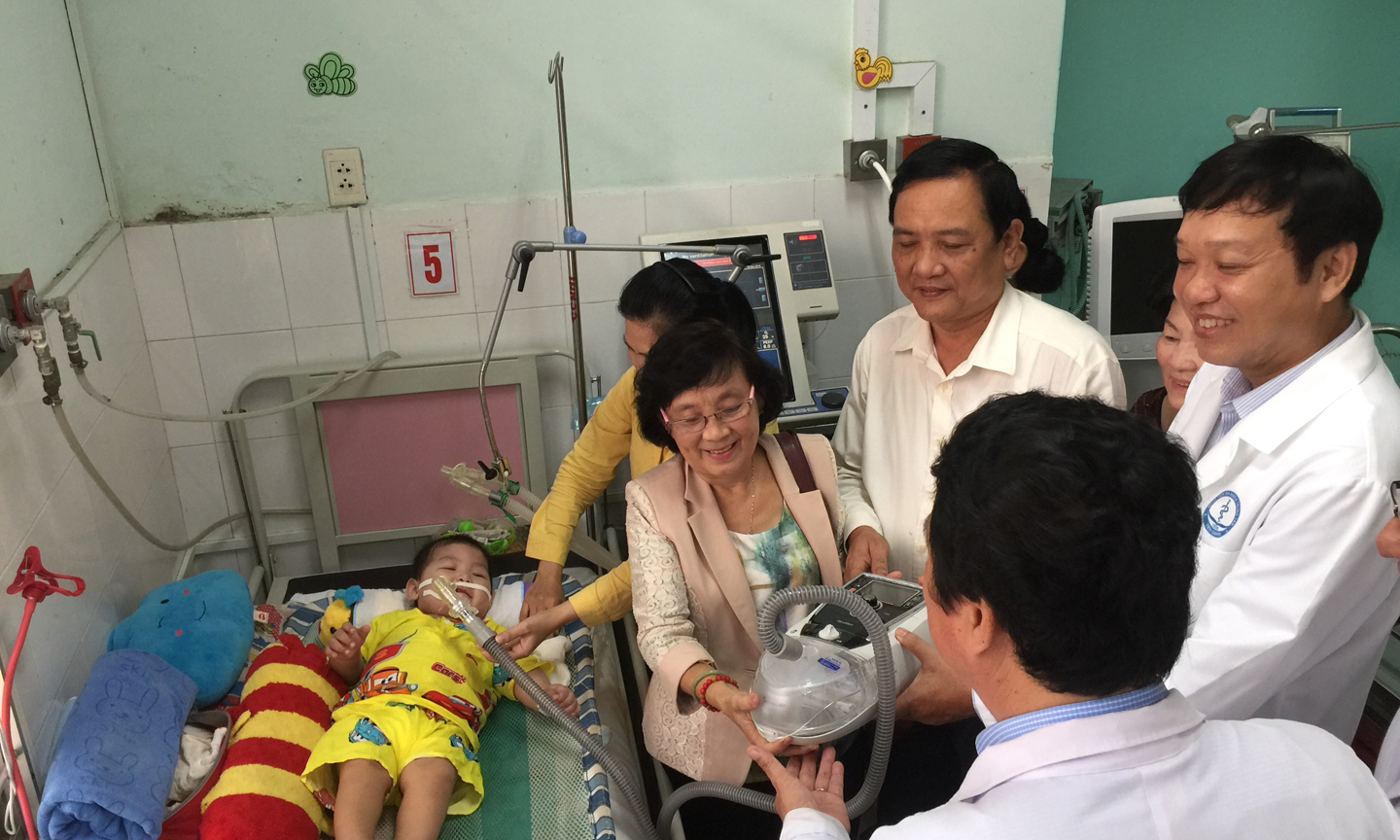 Bàn giao máy thở cho gia đình bé Đạt.
