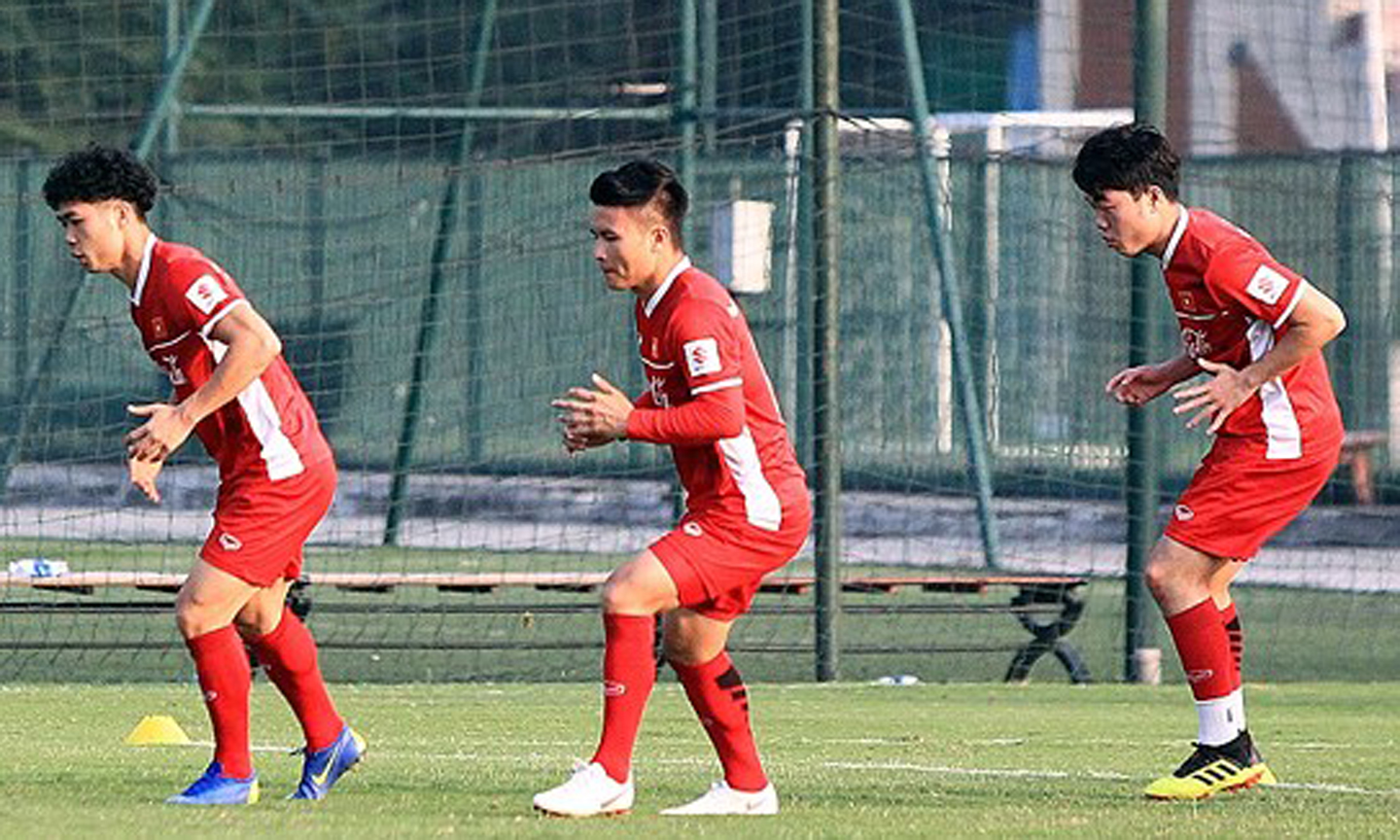 Chủ nhân QBV Việt Nam 2018 Nguyễn Quang Hải trên sân tập chiều 23-12. Ảnh: MINH HOÀNG