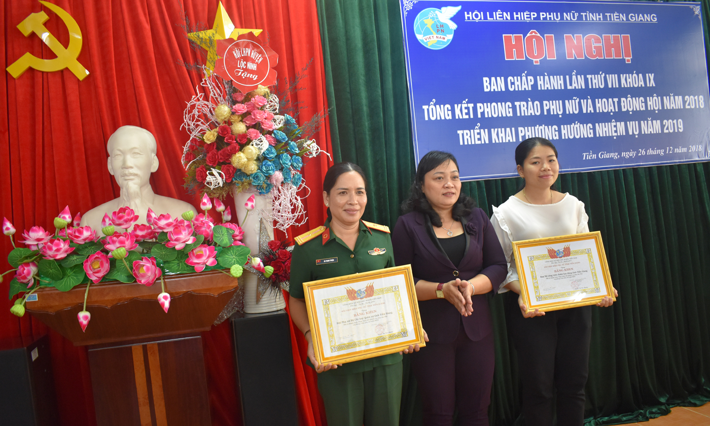 Trao bằng khen cho các tập thể, cá nhân có thành tích trong hoạt động hội