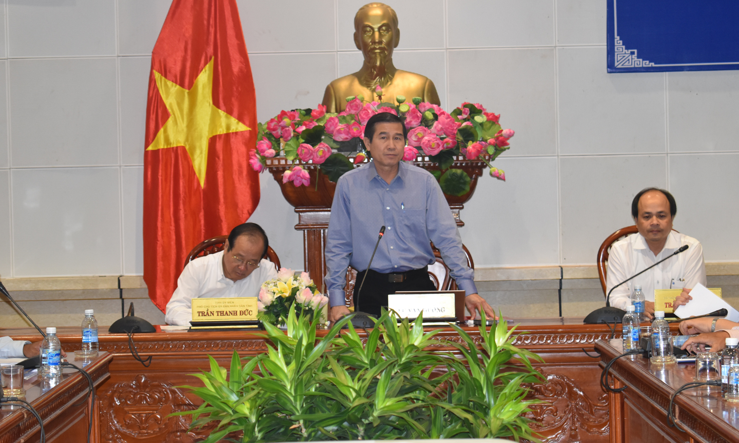 Đồng chí Lê Văn Hưởng phát biểu tại hội nghị.