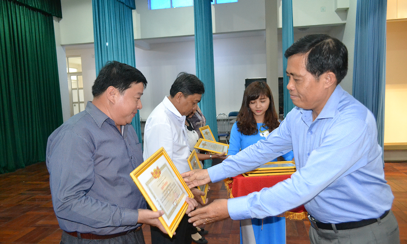 Giám đốc Sở VHTT&DL Nguyễn Đức Đảm trao giấy khen cho các tâp thể