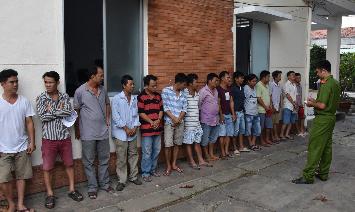 Các đối tượng tham gia đá gà ăn thua bằng tiền ở xã Long An bị CA huyện Châu Thành phát hiện, bắt giữ. 			          Ảnh: THÀNH TÍN