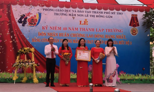 Trường Mầm non LêThị Hồng Gấm đón nhận Huân chương Lao động hạng Nhất. 