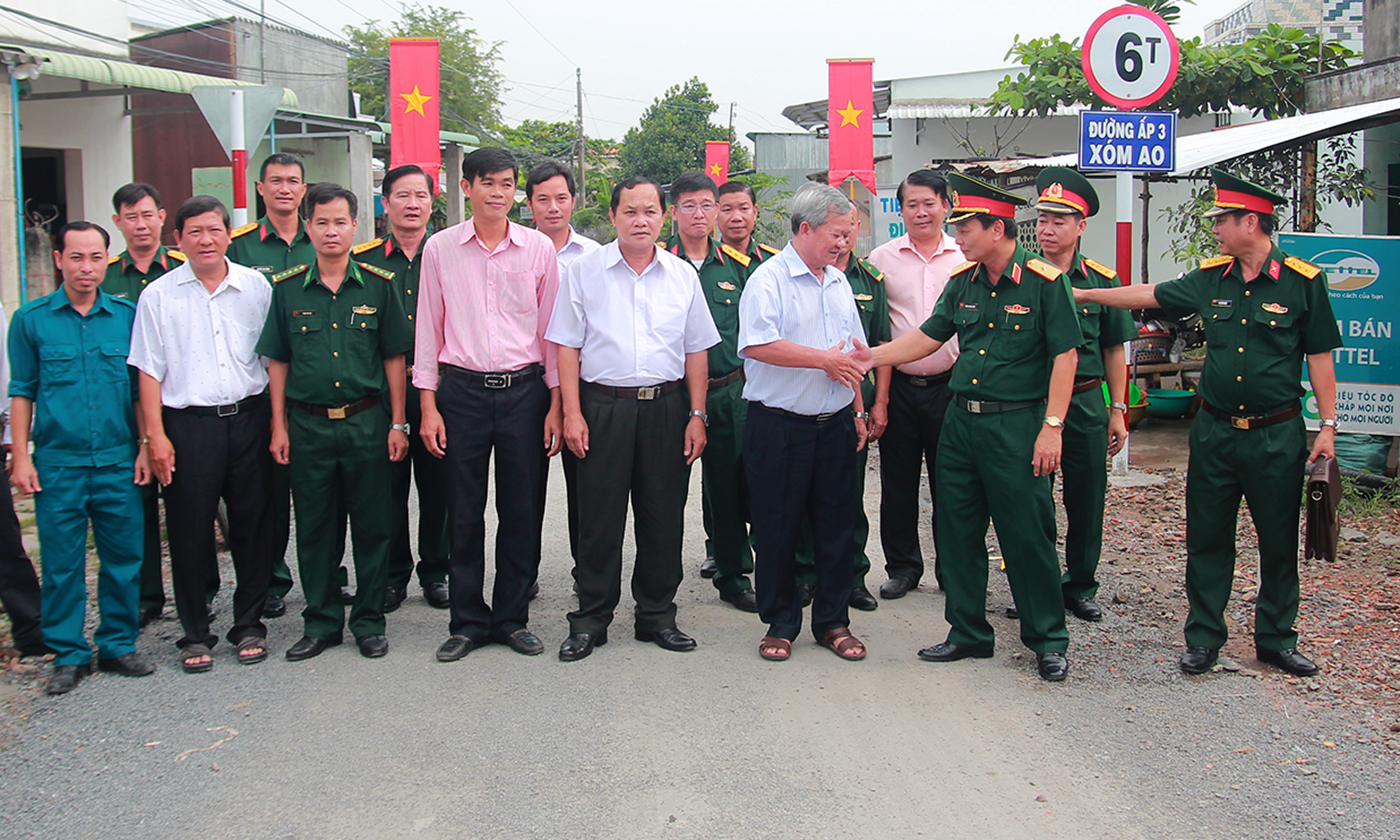 Thiếu tướng Đoàn Thanh Xuân chúc mừng huyện Gò Công Đông tại buổi Lễ bàn giao.