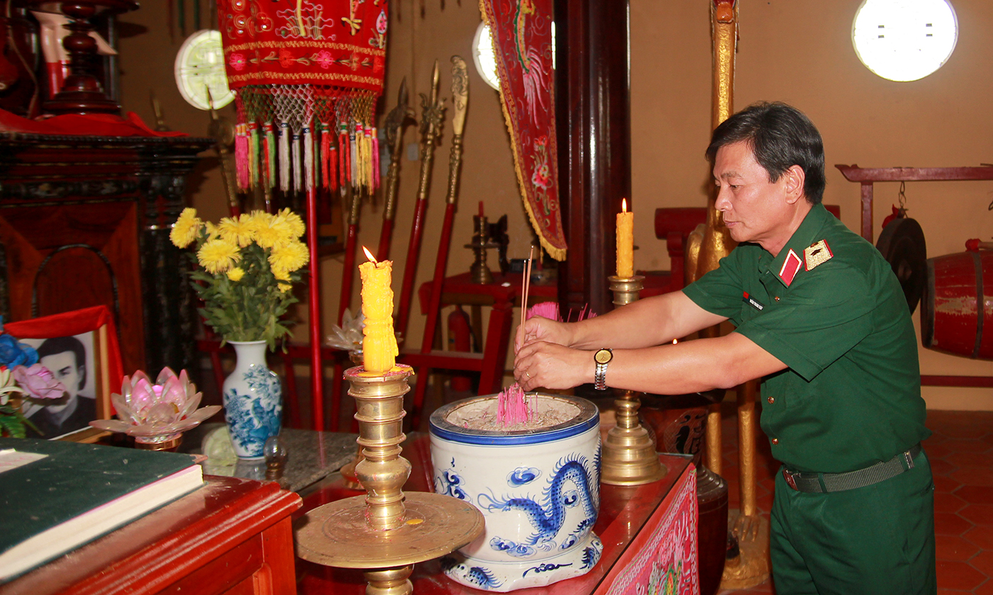 Thiếu tướng Đoàn Thanh Xuân dâng hương tại Đền thờ Anh hùng dân tộc Trương Định.