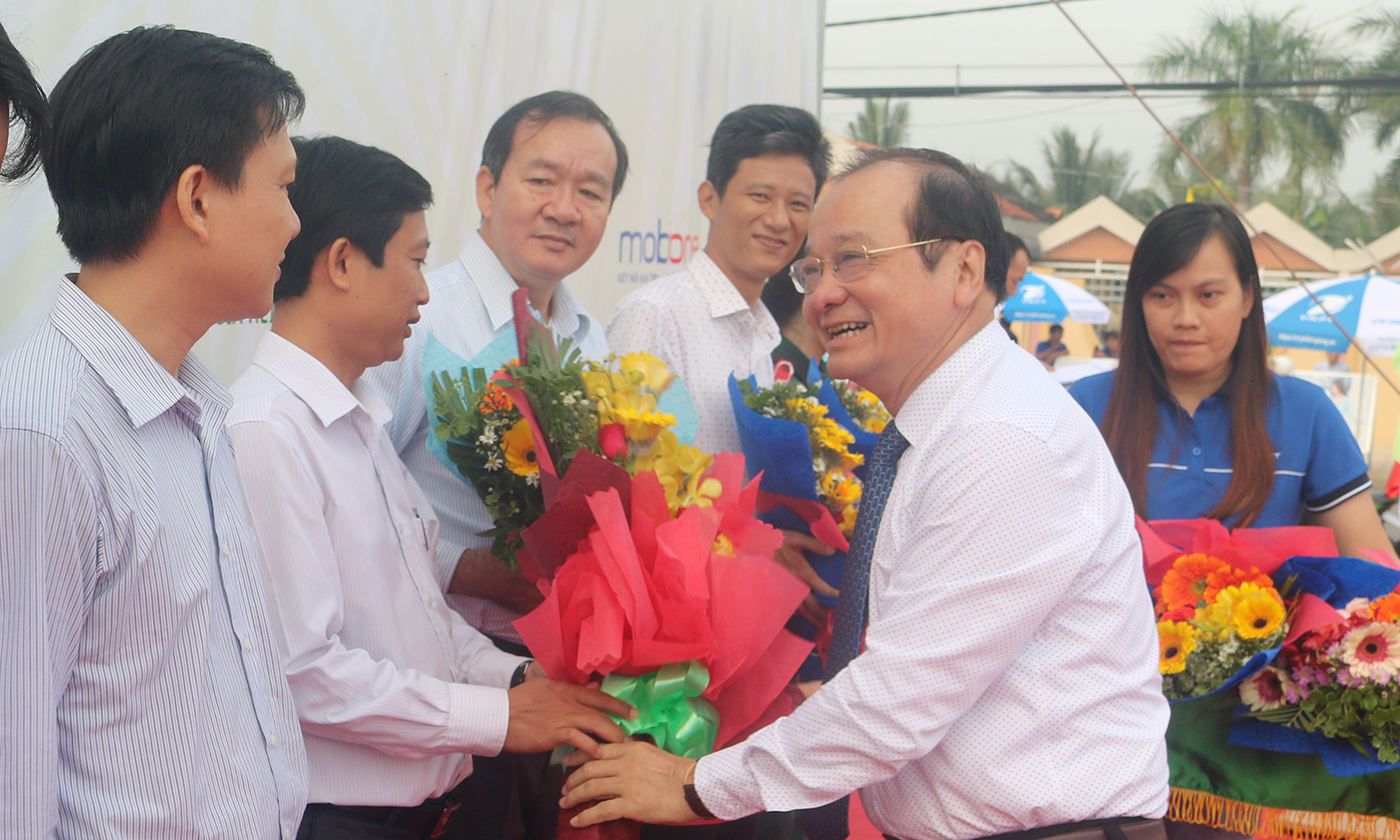 Phó Chủ tịch UBND tỉnh Trần Thanh Đức tặng hoa cho các nhà tài trợ, đơn vị hỗ trợ giải.