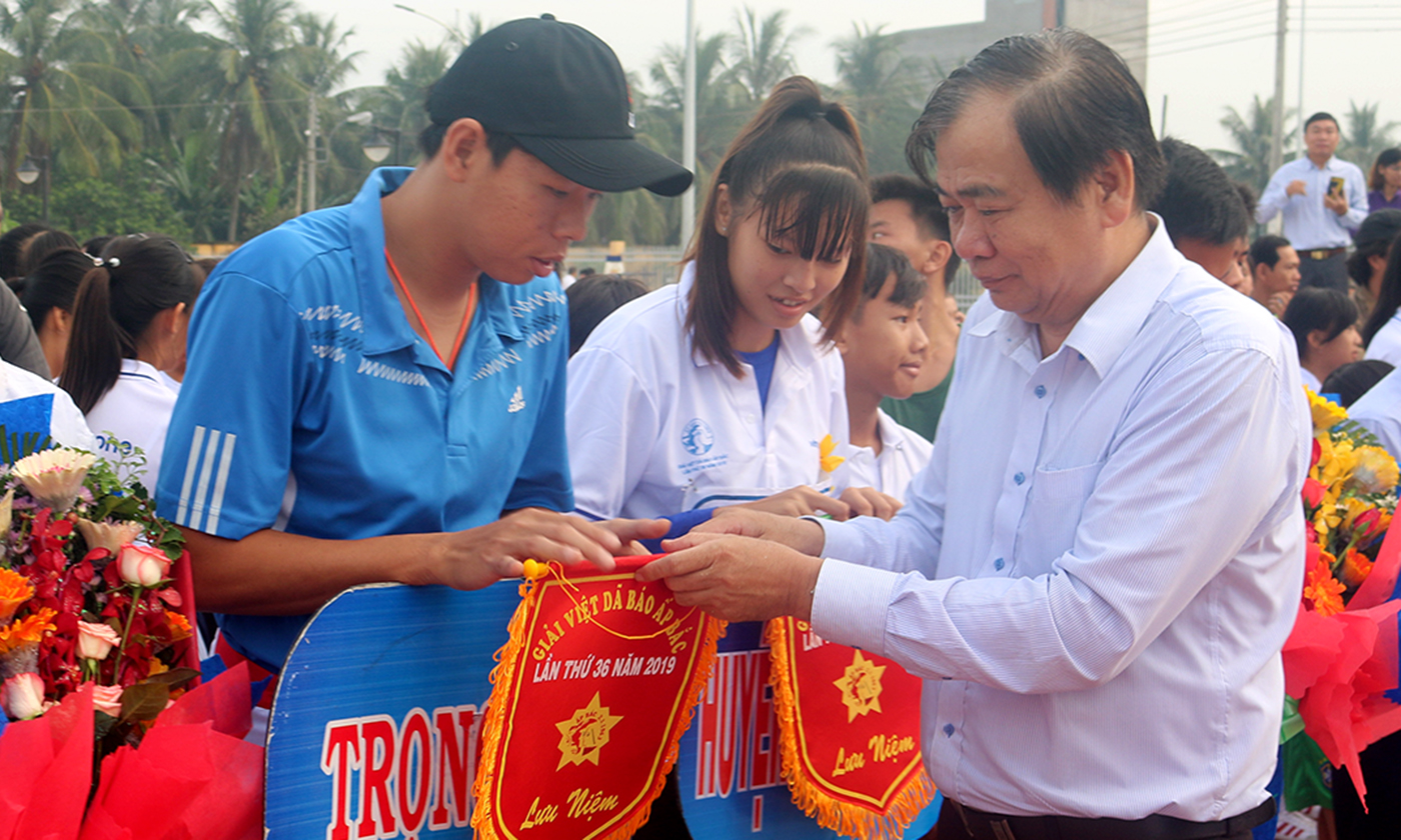 Tổng Biên tập Báo Ấp Bắc Nguyễn Minh Tân tặng hoa và cờ lưu niệm cho các đội tham gia giải.