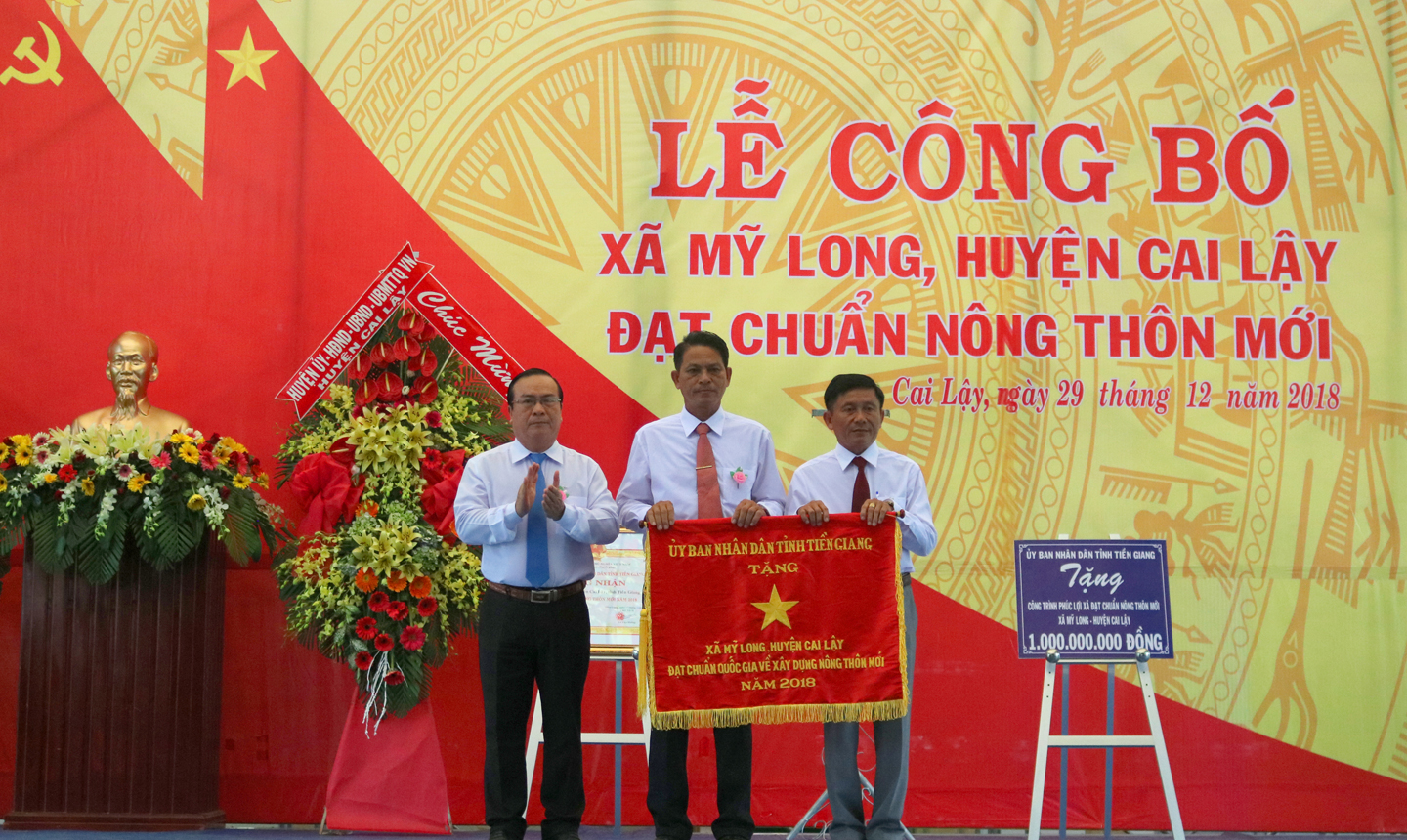 Lãnh đạo UBND tỉnh trao tặng Cờ thi đua của UBND tỉnh cho xã Mỹ Long.