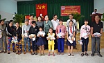 Trao 400 phần quà Tết cho hộ nghèo