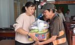 Trao 300 phần quà tết cho người nghèo, trẻ em khó khăn