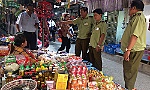 Kiểm tra việc sắp xếp hàng hóa tại các chợ
