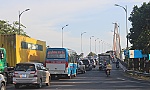 Cận tết, giao thông qua cầu Rạch Miễu đã khó khăn