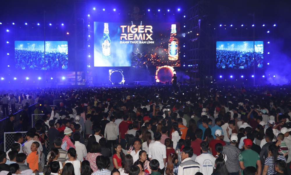 Rất đông người dân đến tham gia Đêm nhạc hội Tiger Remix.