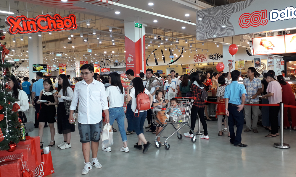 Tại Trung tâm thương mại Big C Go, qua ghi nhận, lượng khách đến mua sắm rất đông, đặc biệt là lúc chiều tối.
