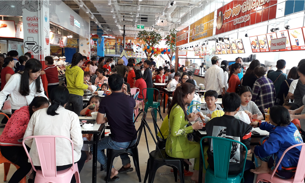 Người dân đến ăn uống tại Trung tâm thương mại Big C Go.