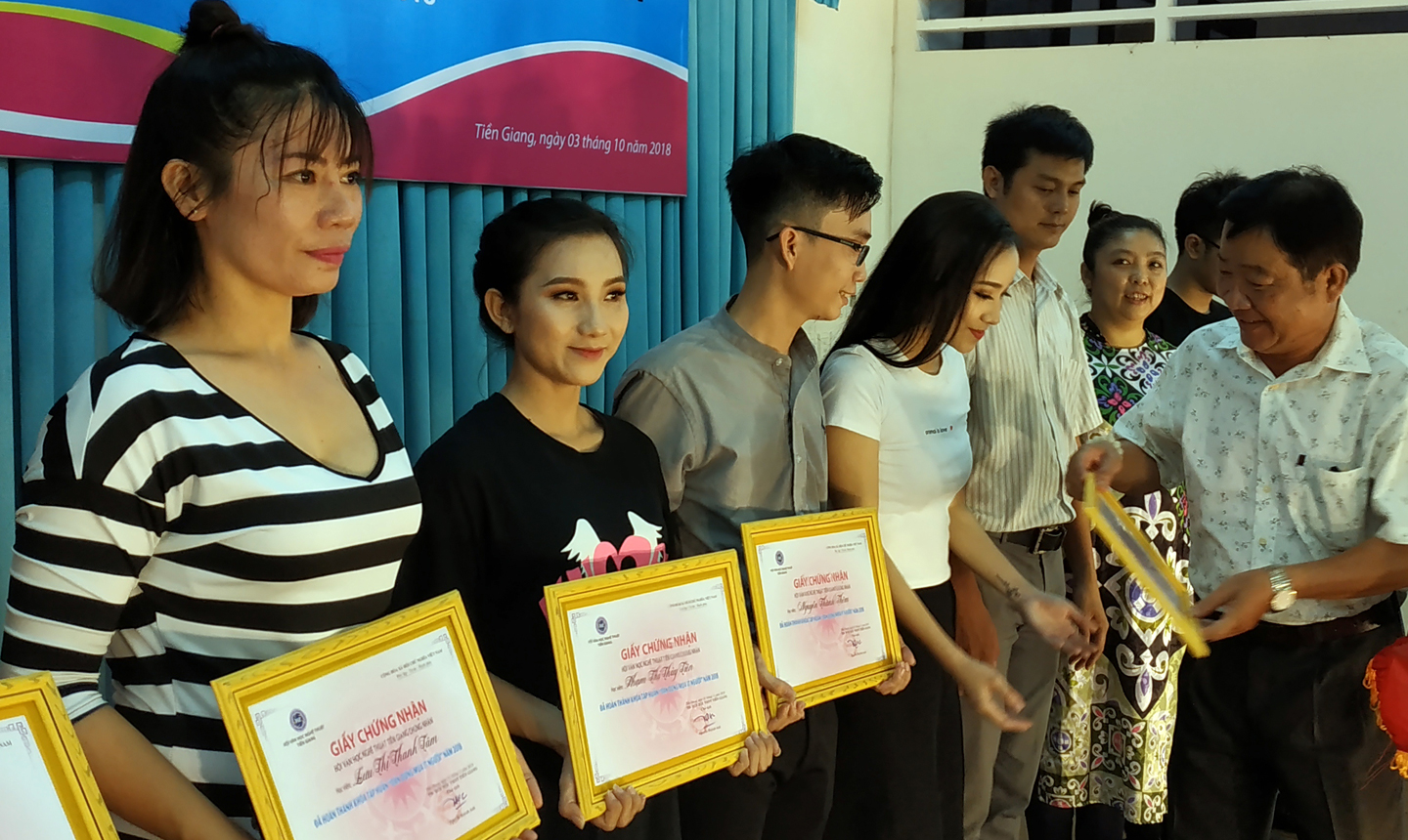 Nghệ nhân Ưu tú - Soạn giả Huỳnh Anh trao Giấy chứng nhận cho các học viên.