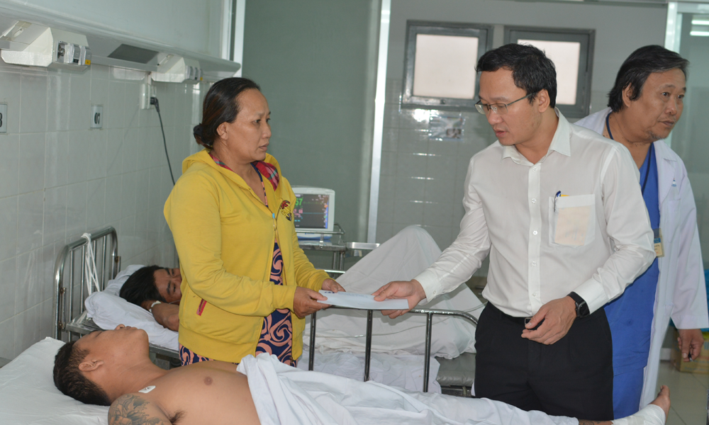 Ủy ban An toàn Giao thông Quốc gia thăm hỏi các nạn nhân trong vụ tai nạn