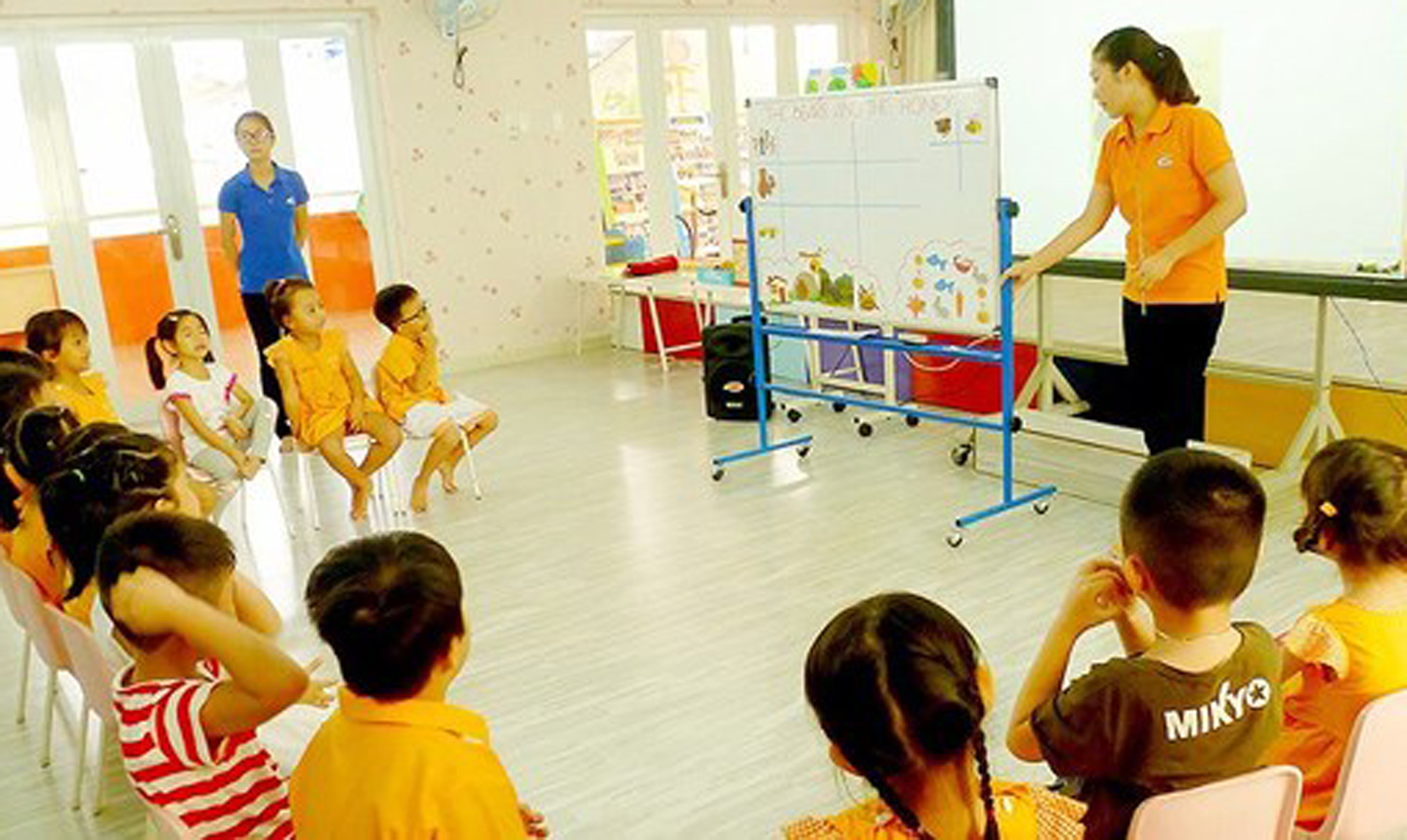 Giáo viên mầm non đang giảng dạy tại Trường Mầm non Vàng Anh (quận 5, TPHCM)