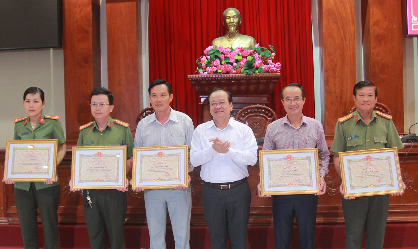 Đồng chí Trần Thanh Đức trao Bằng khen của UBND tỉnh cho các tập thể.