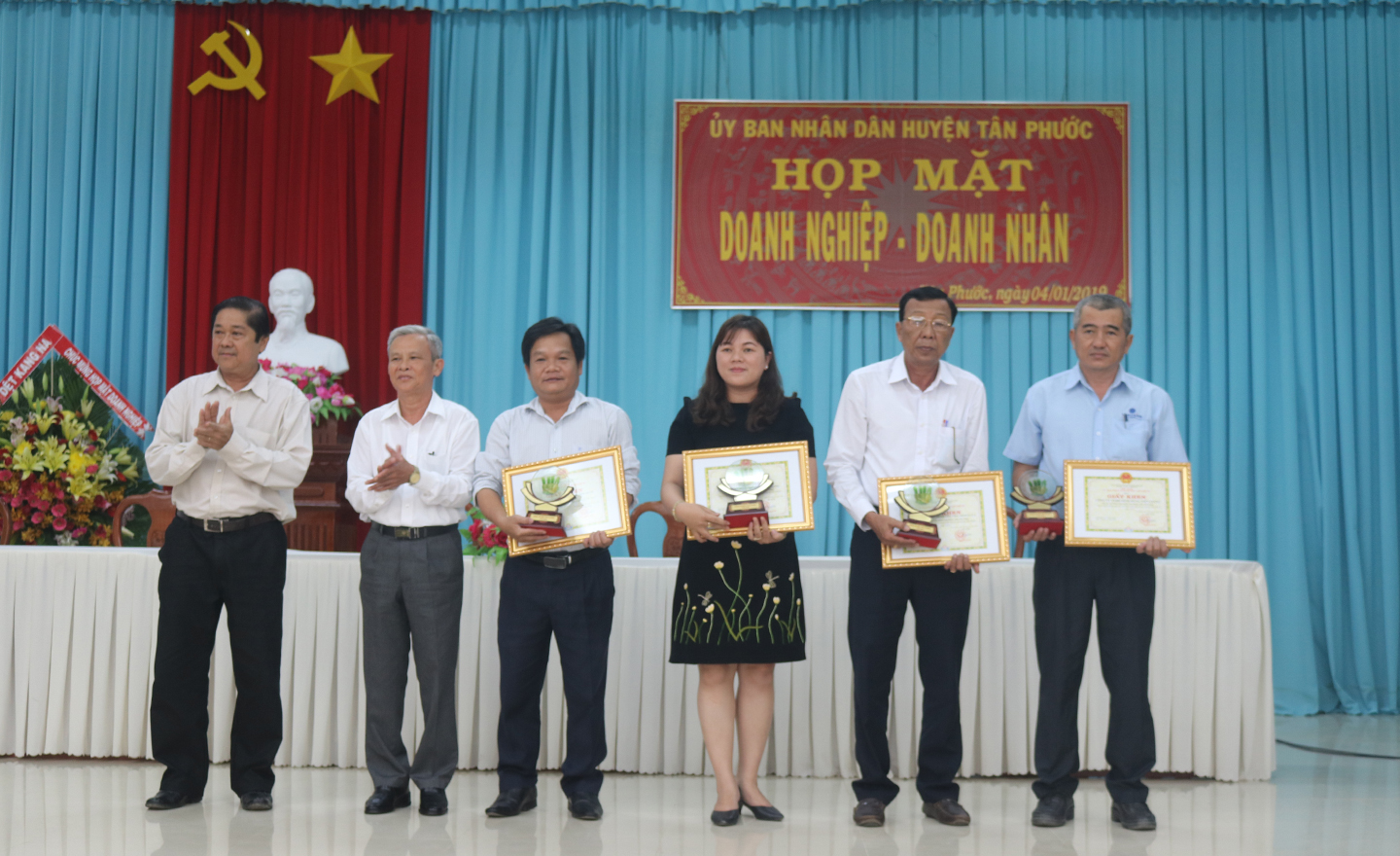 Lãnh đạo Huyện ủy và UBND huyện Tân Phước trao giấy khen cho các doanh nghiệp có đóng góp vào phát triển kinh tế của huyện trong thời gian qua.