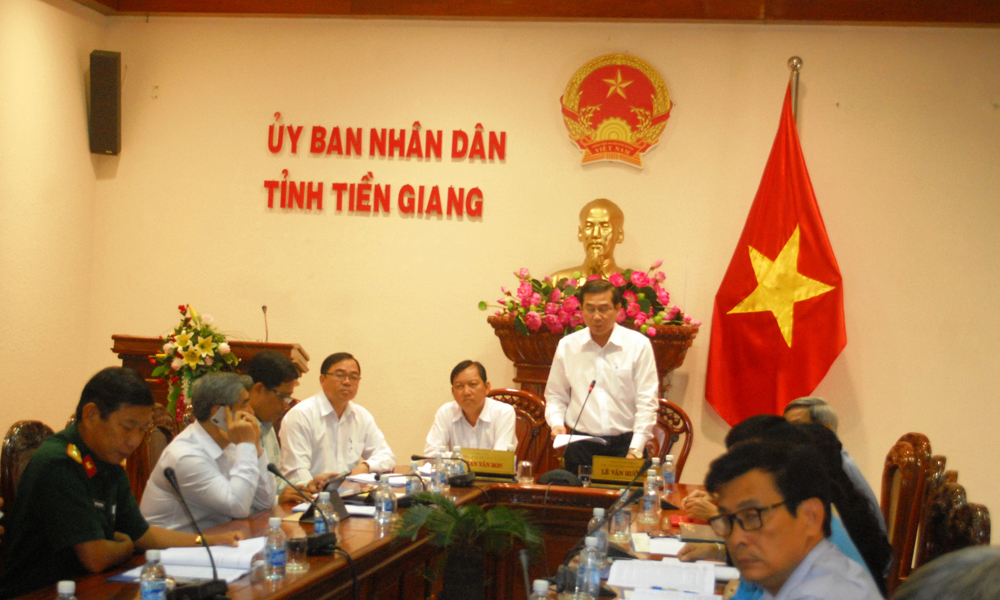 Đồng chí Lê Văn Hưởng phát biểu tại hội nghị trực tuyến sáng 4-1..