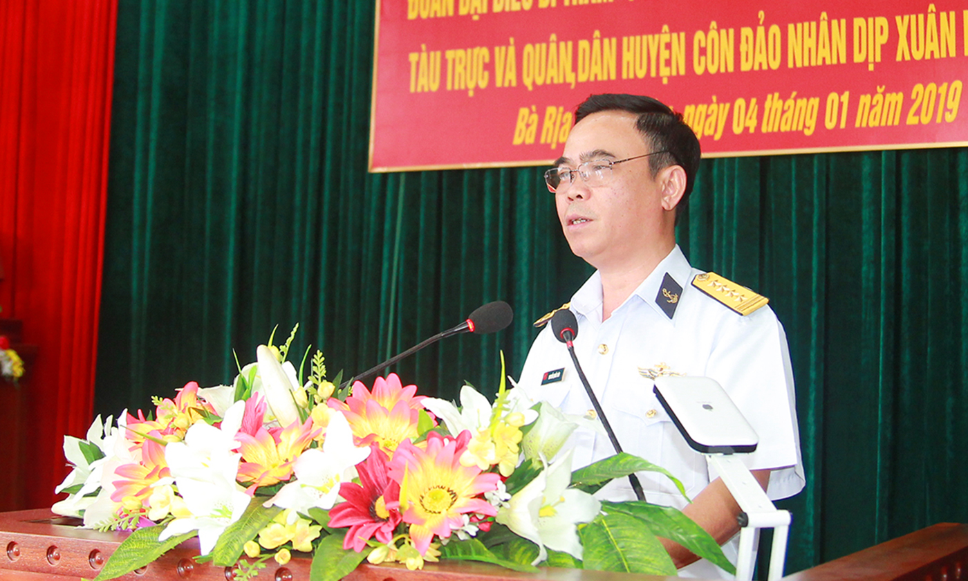 Đại tá Nguyễn Quốc Văn, Phó Chính ủy Vùng 2 phát biểu trong buổi gặp mặt.