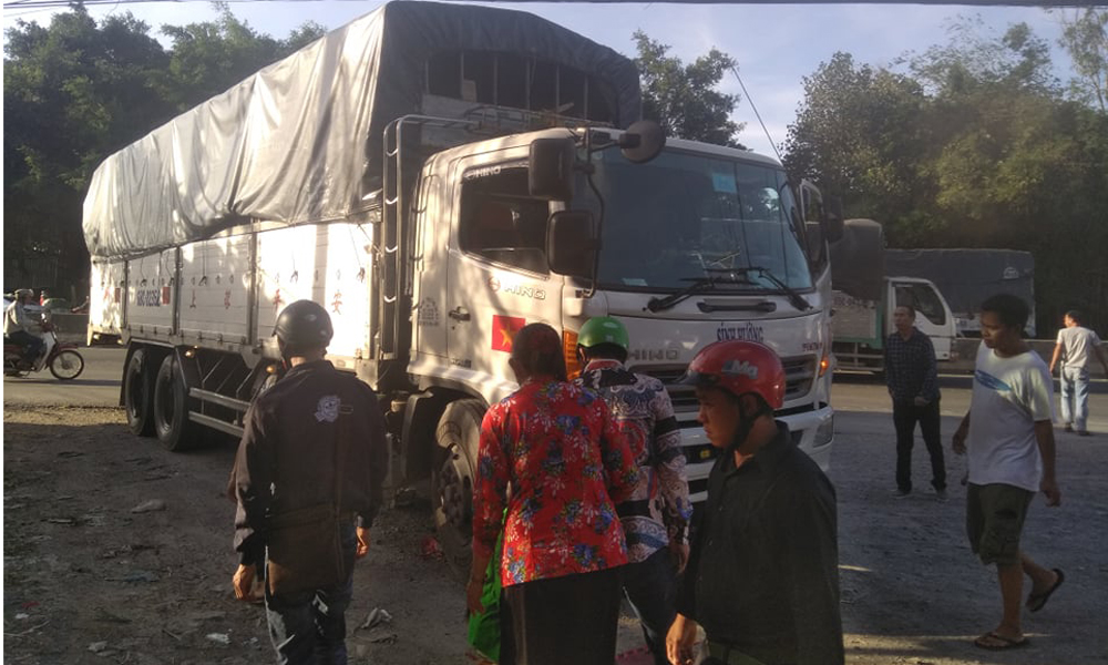 Rất nhiều người đi đường và người ở khu vực hỗ trợ cứu người phụ nữ dưới gầm xe tải. 
