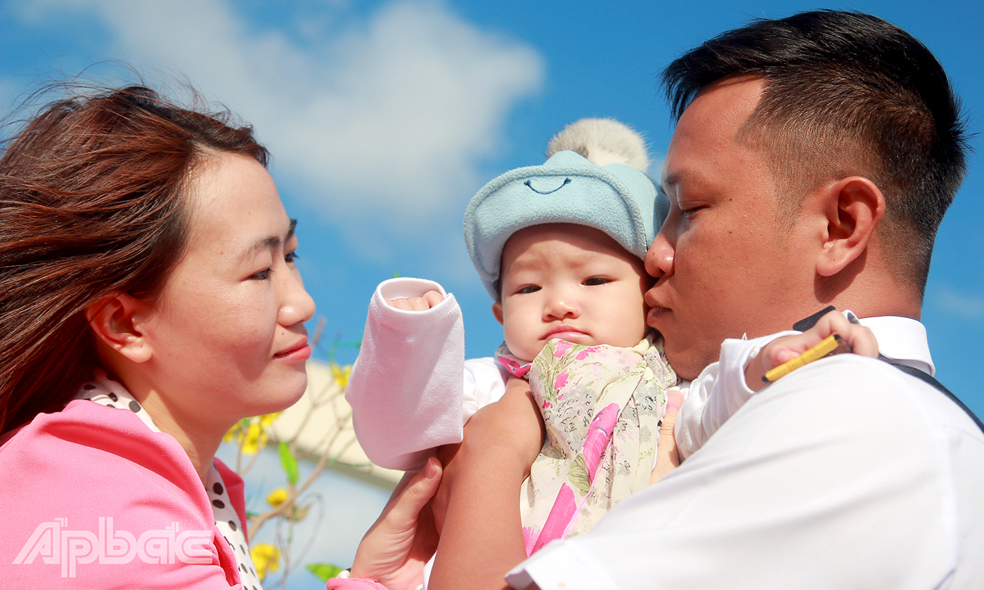 Khoảnh khắc bên gia đình trước khi đi làm nhiệm vụ ngoài nhà giàn.