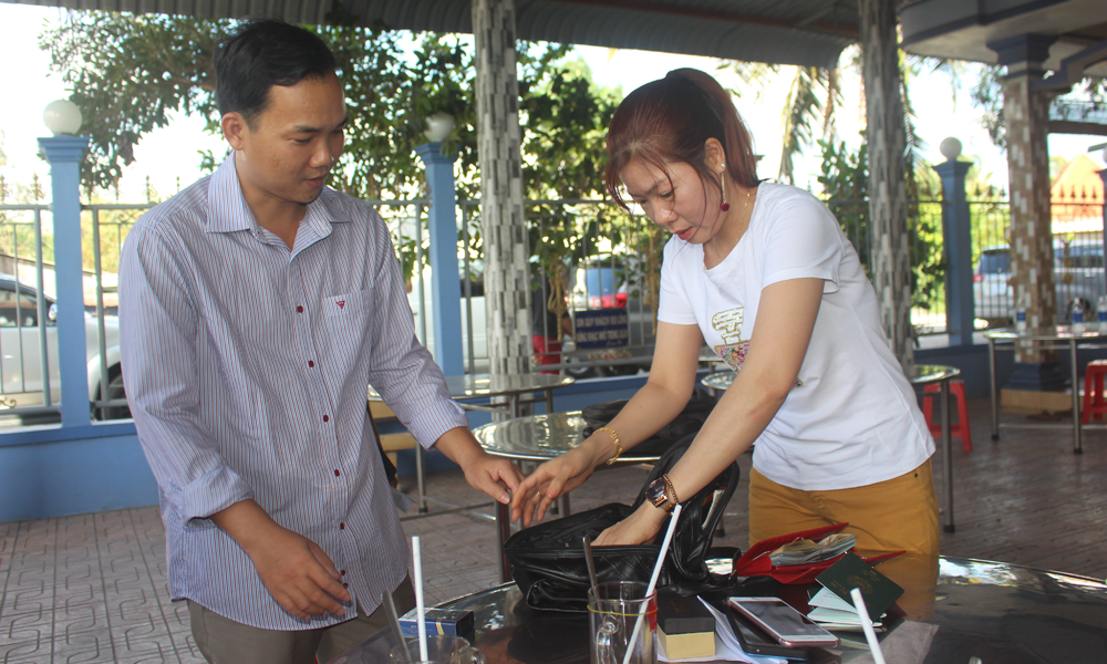Bàn giao lại tài sản cho người bị mất.