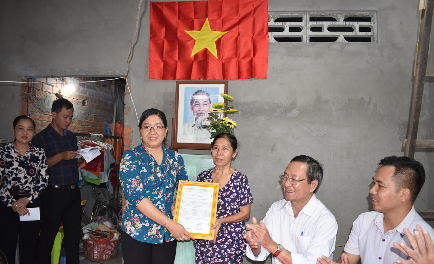 Trao bảng nhà đại đoàn kết vá quyết định cho gia đình ông Nguyễn Văn Trung