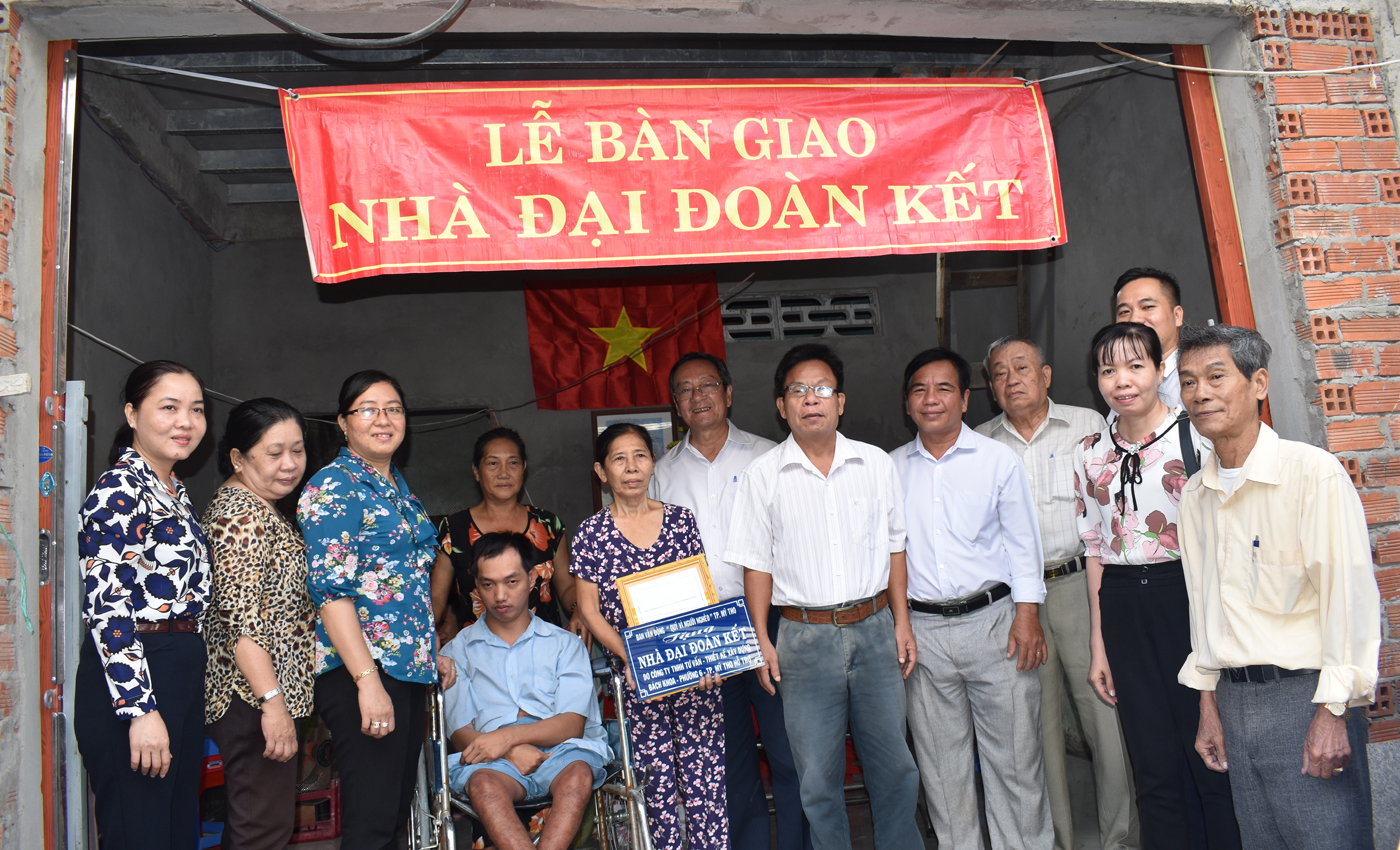 Trao nhà đại đoàn kết cho gia đình ông Trung