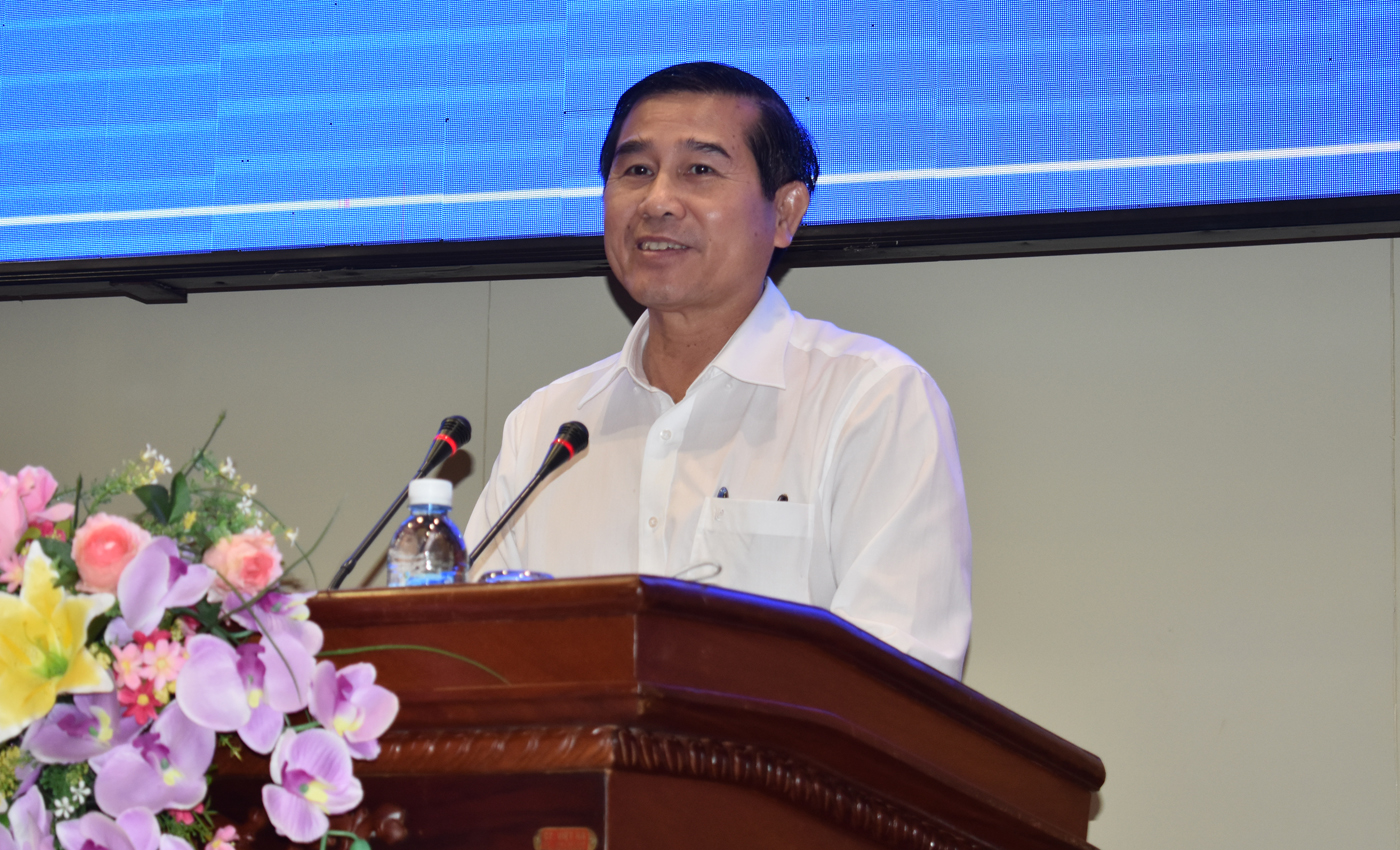 Chủ tịch UBND tỉnh Lê Văn Hưởng phát biểu tại hội nghị