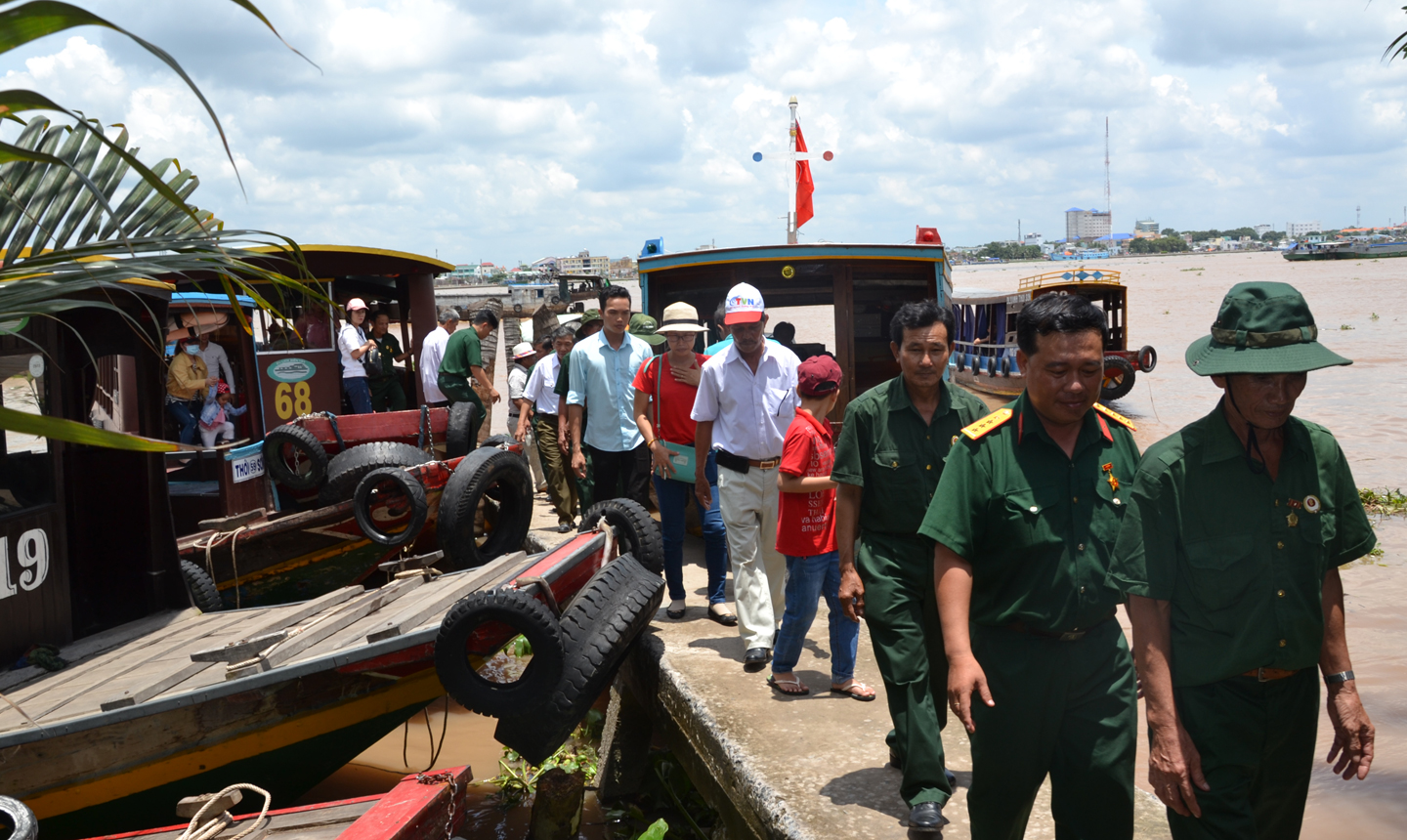 Du khách đến tham quan Khu du lịch Thới Sơn (TP. Mỹ Tho).