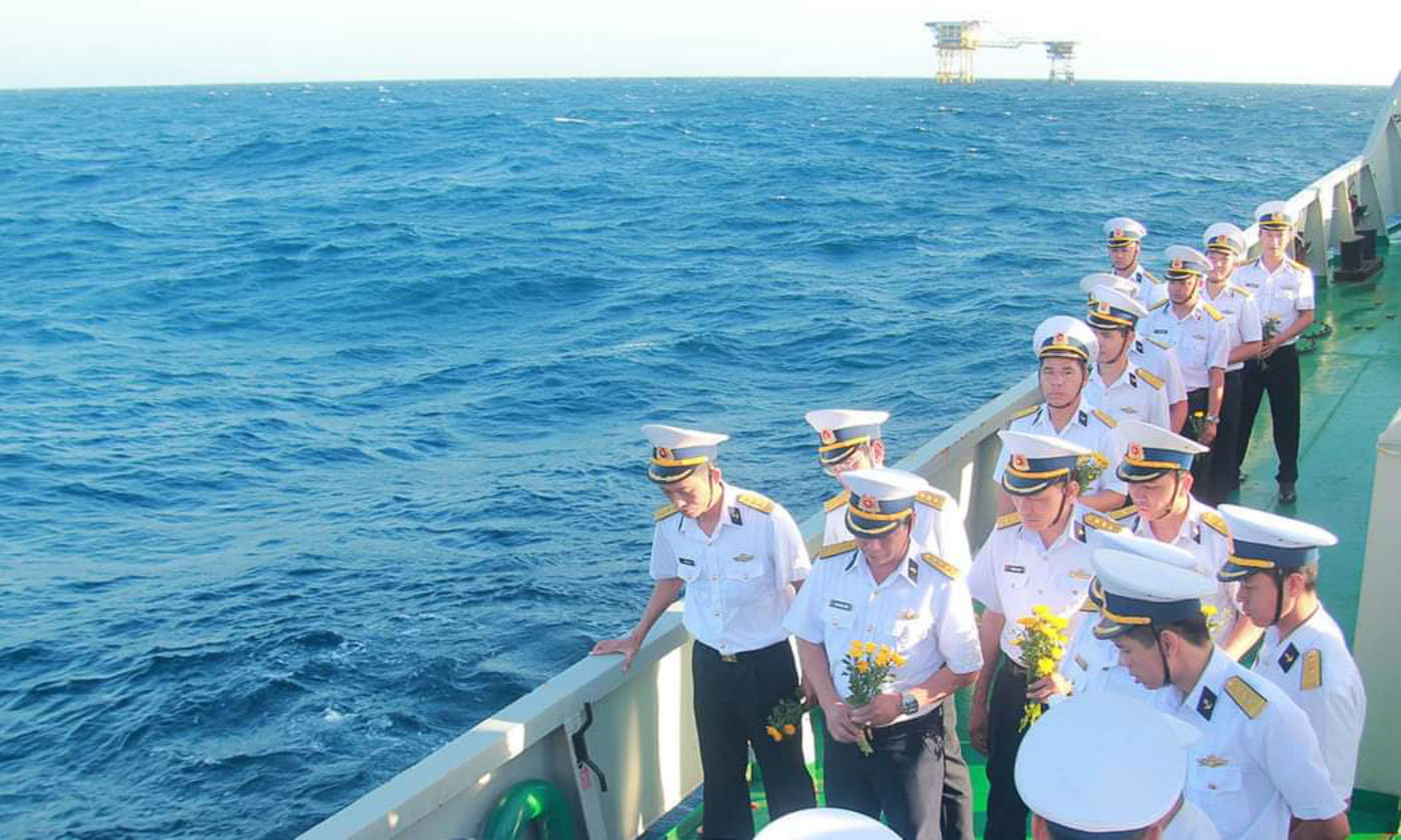 Một phút mặt niệm tưởng nhớ các cán bộ, chiến sĩ đã hy sinh
