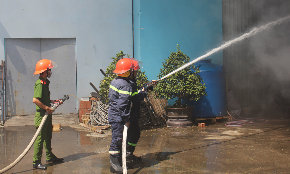 Lực lượng chức năng tiến hành dập lửa.