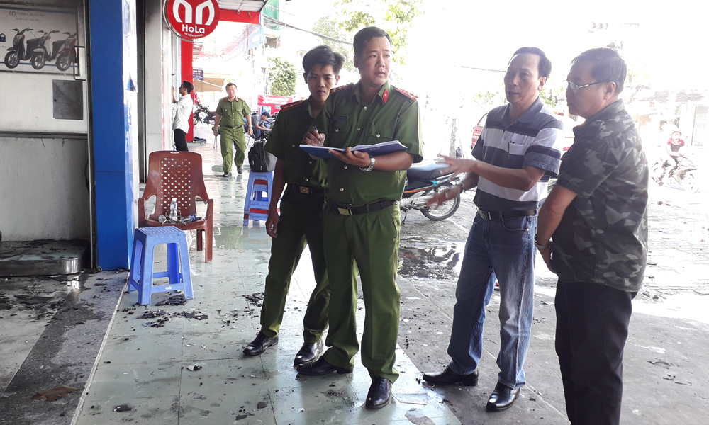 Lực lượng chức năng khám nghiệm hiện trường.