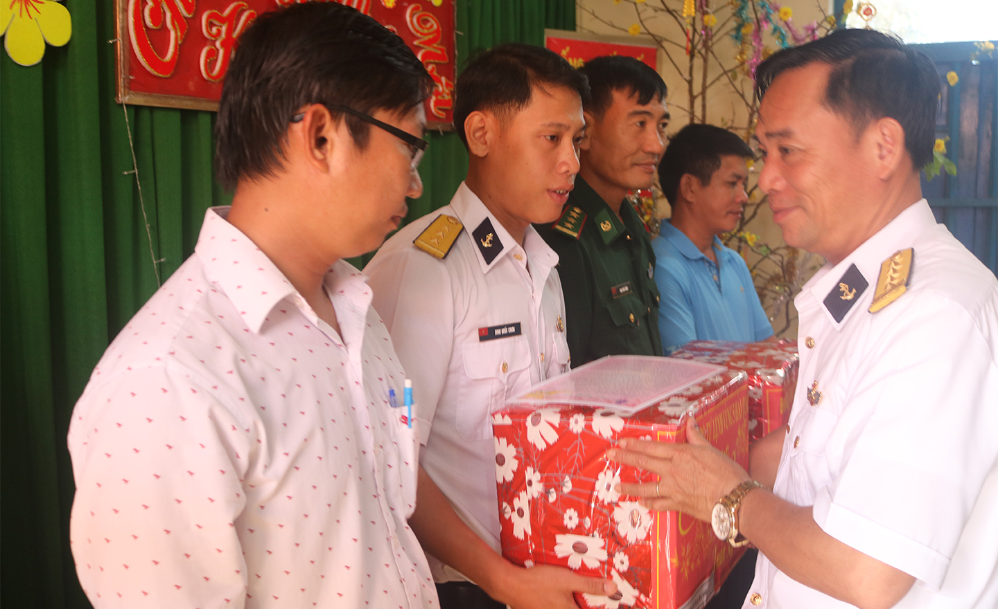 Đại tá Võ Đức Tiên, Phó Tư lệnh Vùng 5 Hải quân, Trưởng đoàn công tác tặng quà Tết cho cán bộ, chiến sĩ trạm Radar 600, Đồn Biên phòng 742, Đảng ủy, chính quyền xã An Sơn.