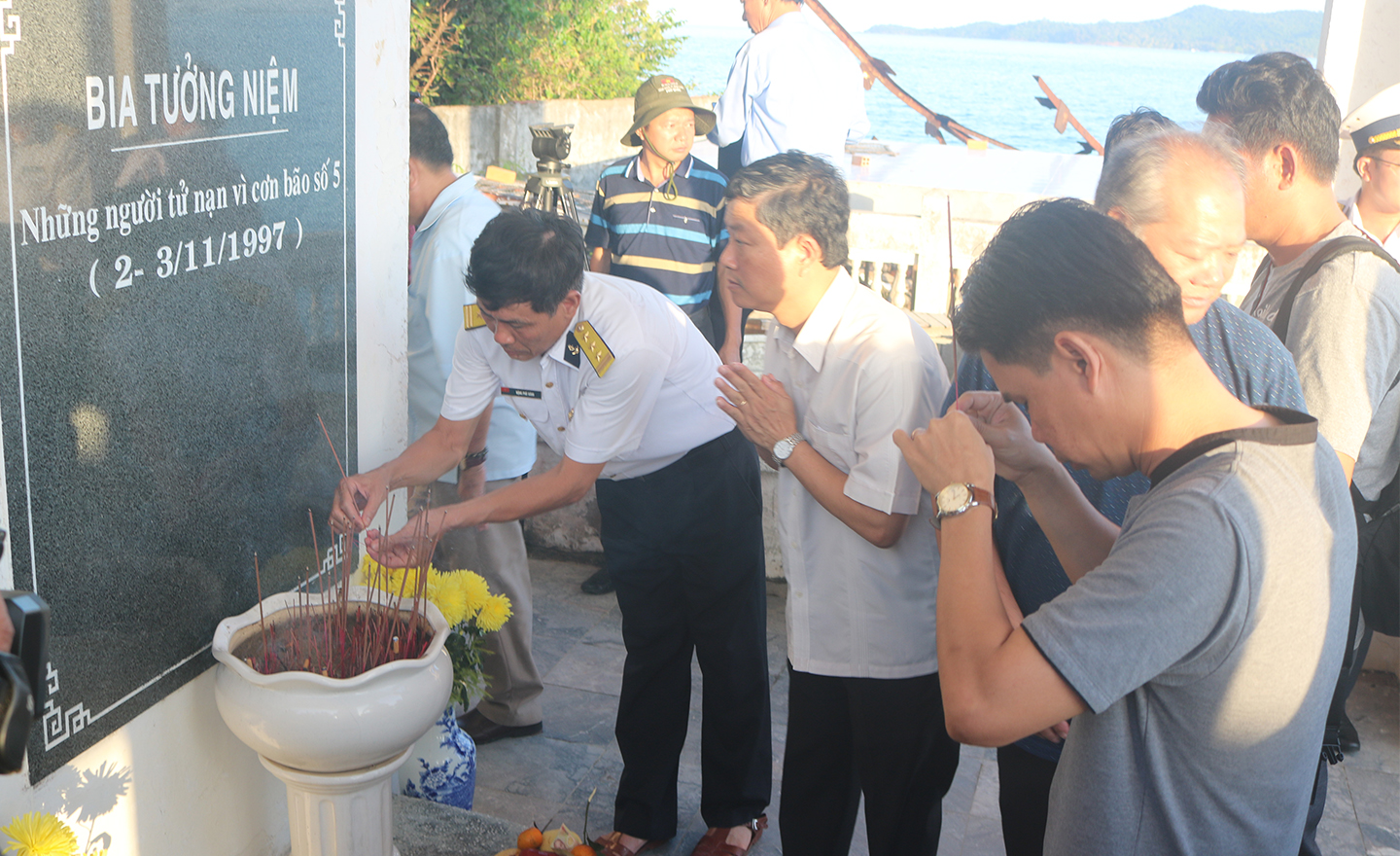 Dịp này, Đoàn đã đến viếng đài tưởng niệm những người tử nạn vì cơn bão số 5 (năm 1997).