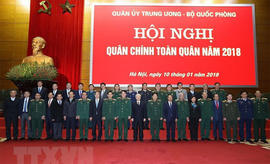 Tổng Bí thư, Chủ tịch nước Nguyễn Phú Trọng, Bí thư Quân ủy Trung ương và các đại biểu chụp ảnh chung. Ảnh: Trí Dũng/TTXVN
