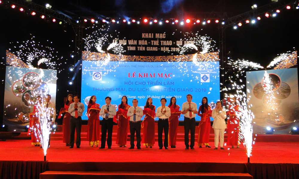 Cắt băng khai mạc Hội chợ.