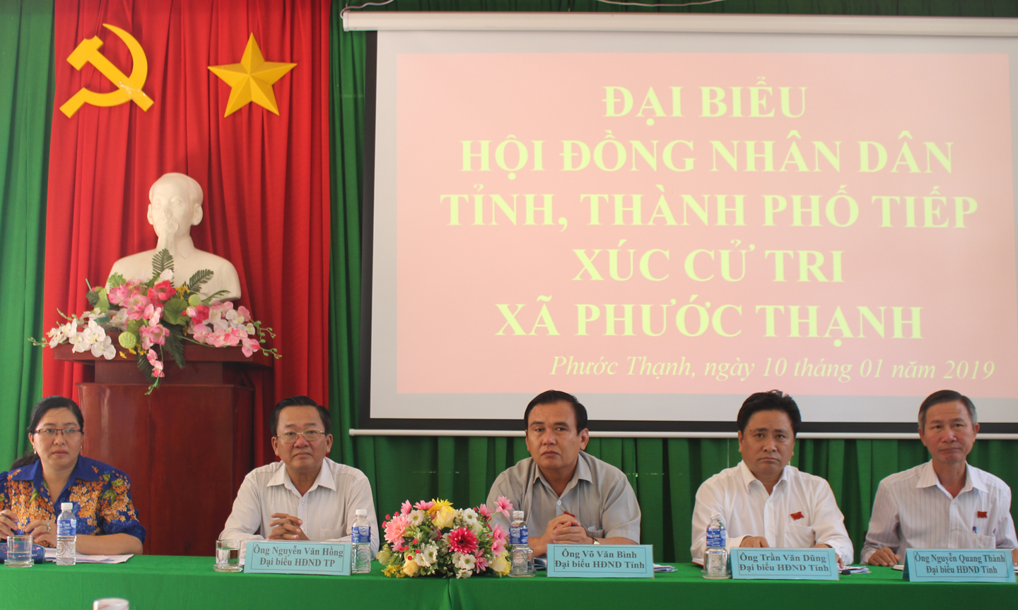 Đồng chí Võ Văn Bình và đại biểu HĐND TP. Mỹ Tho tiếp xúc cử tri xã Phước Thạnh.