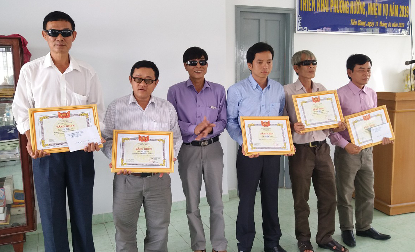 Trao bằng khen của Hội Người mù Việt Nam cho các tập thể, cá nhân có thành tích trong hoạt động hội
