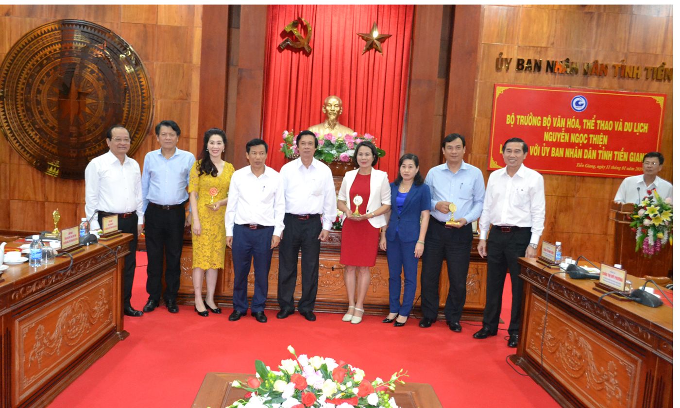 Lãnh đạo tỉnh chụp ảnh lưu niệm với Đoàn công tác