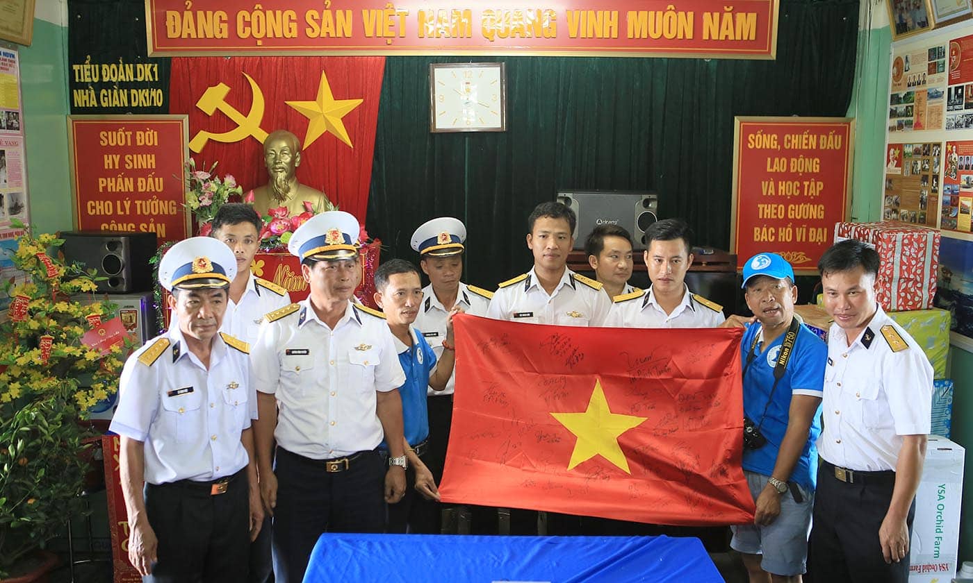 Clb tuổi trẻ vì biển đảo quê  hương đem lá cờ có chữ ký của đội tuyển bóng đá Việt Nam truyền lửa cho cb, cs nhà giàn dk1/10 bãi cạn cà mau.