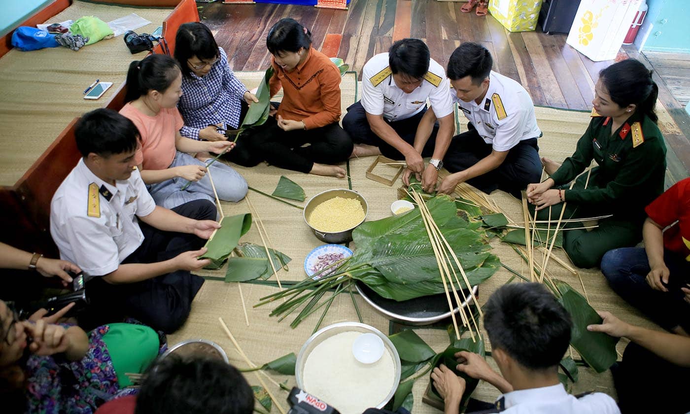 Đoàn công tác tham gịa gói bánh chưng cùng cb, cs nhà giàn dk1/10